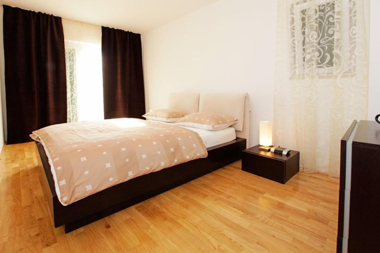 Apartment Bol A6 With Pool From 45 Eur Per Person Eksteriør bilde
